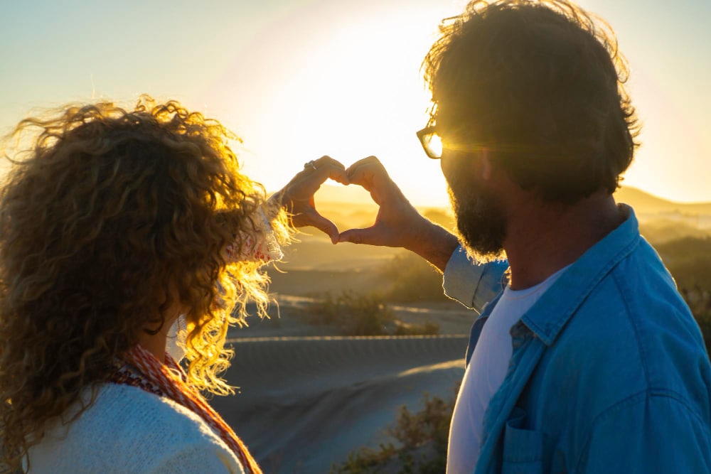 Photo d'un couple heureux après sa consultation de voyance